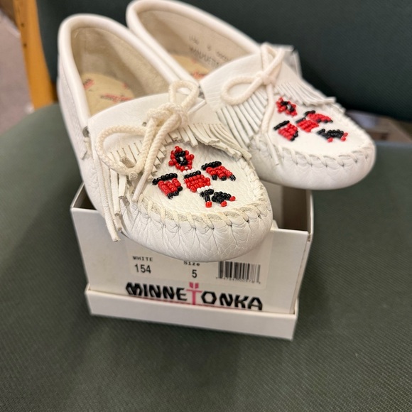 Minnetonka Kids Moccasins in White with Red and Black Beads - Picture 1 of 4